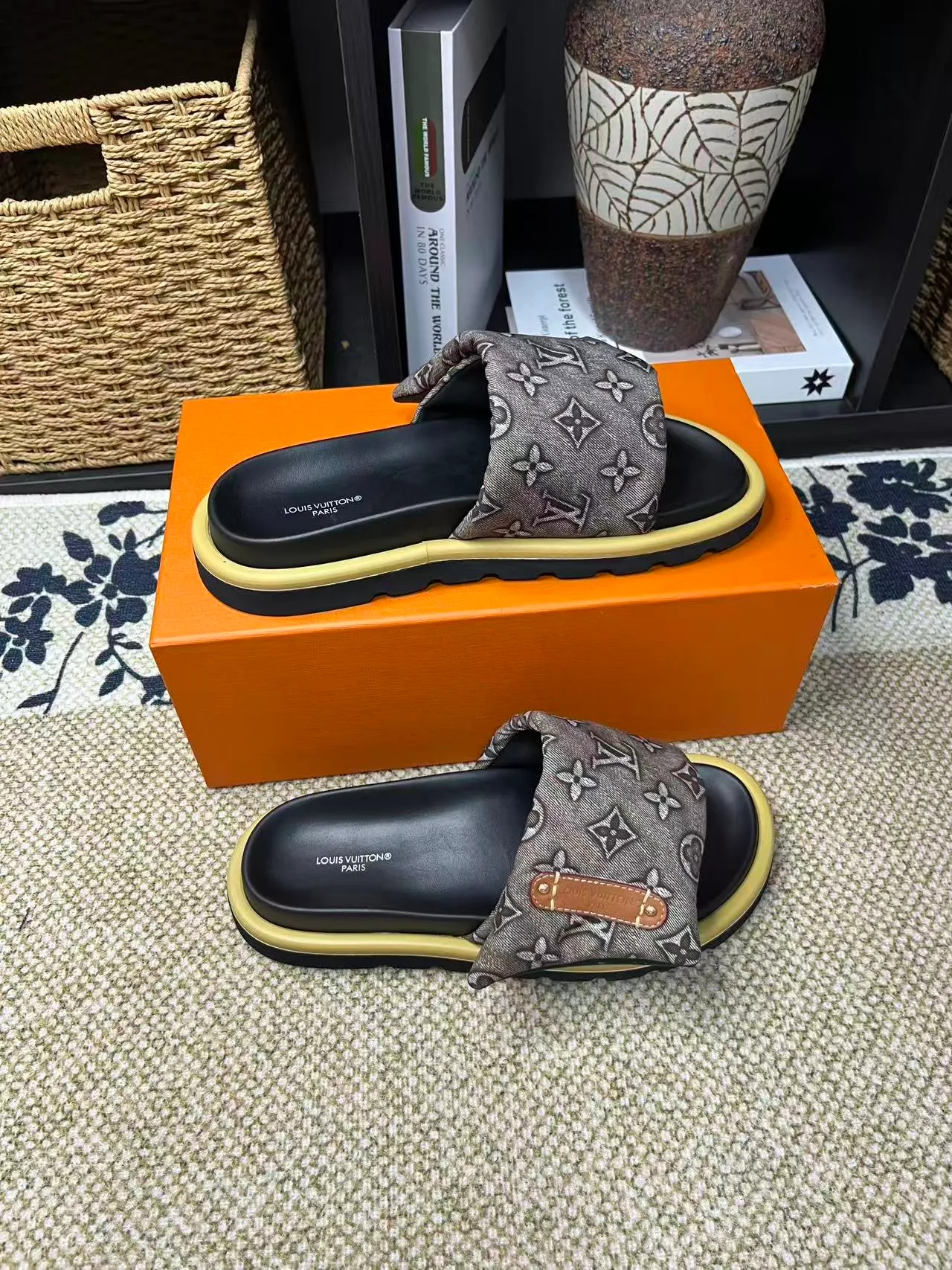 P340 [New Style] [LOUIS VUITTON] Louis Vuitton, LV printing, men's and women's slippers are now on the market, packed in drawer boxes with cloth bags and cards, the upper pattern looks very soft and waxy, and is a super versatile leg slimming tool. Fabric: imported denim/canvas/old fabric, LV hardware LOGO, official website pattern printing, comfortable to wear, feet: high-elastic PU water table. Sole: foam sole, heel height: about 5cm. Code number: 35-46, 35, 45, 46 are custom-made and non-returnable. Color: multiple colors and styles available.